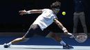 Gaya backhand petenis Korea Selatan, Chung Hyeon mengembalikan bola ke arah Tennys Sandgren pada perempat final Australia Terbuka 2018 di Melbourne, Australia, (24/1/2018). Chung menang 6-4, 7-6, 6-3. (AP/Ng Han Guan)