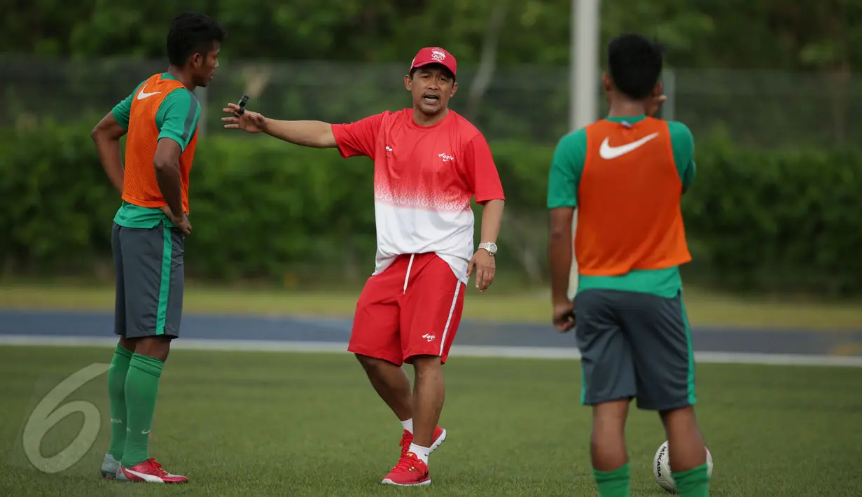 Jelang laga lanjutan grup A SEA Games 2015, timnas Indonesia U-23 melakukan latihan di Temasek Polytechnic, Singapura, Kamis (4/6/2015). Tampak, pelatih timnas Indonesia, Aji Santoso (tengah) memberikan arahan latihan. (Liputan6.com/Helmi Fithriansyah)