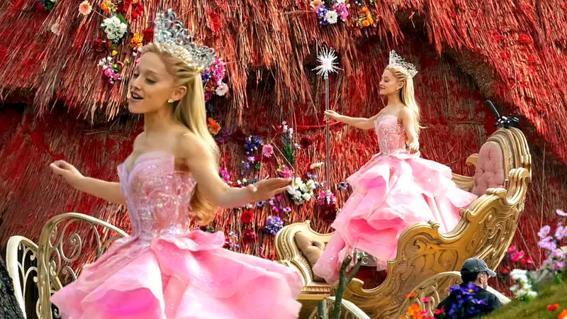 Tampilan pertama Ariana Grande sebagai Glinda dalam film Wicked.