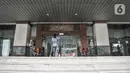 Petugas membersihkan Kantor Wali Kota Jakarta Selatan, Jakarta, Kamis (17/9/2020). Kantor Wali Kota Jakarta Selatan ditutup sementara mulai hari ini hingga dibuka kembali pada 21 September setelah tujuh ASN ditemukan positif terpapar Covid-19. (merdeka.com/Iqbal S. Nugroho)