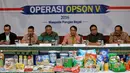 Kepala BPOM, Roy Sparringa (keempat kiri) menunjukkan hasil operasi Opson V, Jakarta, Selasa (12/4/2016). BPOM menemukan pangan illegal di 13 wilayah di Indonesia dan menindak 46 sarana peredaran pangan illegal. (Liputan6.com/Helmi Fithriansyah)