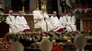Paus Fransiskus (kiri baris depan) merayakan Misa Malam Natal di Basilika Santo Petrus di Vatikan, Minggu(24/12). (AP Photo / Alessandra Tarantino)