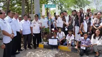 Foto: Wali kota Kupang Jefri Riwu Kore pose bersama keluarga besar Mesakh Amalo saat peluncuran nama jalan