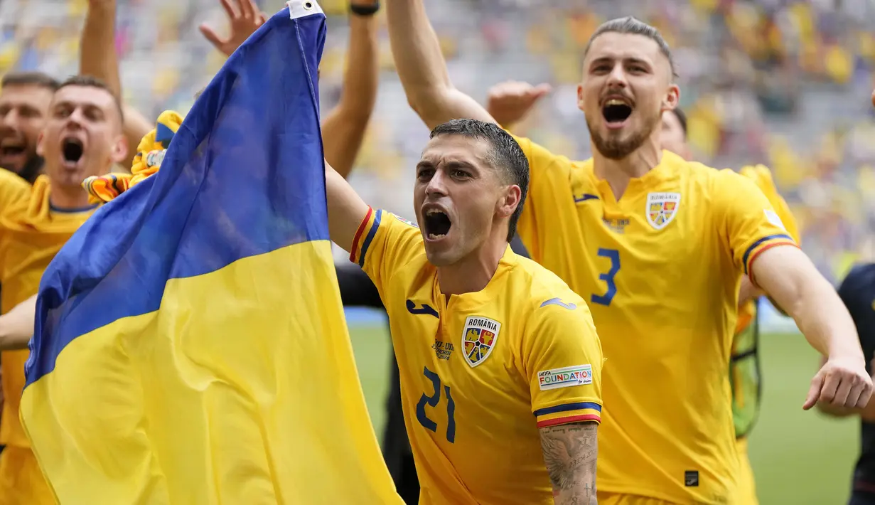 Timnas Rumania sukses membuat kejutan pada laga pembuka Grup E Euro 2024 dengan kemenangan 3-0 atas Ukraina di Allianz Arena, Munchen, Jerman, Senin (17/6/2024) malam WIB. Tiga gol yang mengoyak gawang Ukraina yang dikawal kiper andalan Real Madrid, Andriy Lunin, dilesakkan oleh Nicolae Stanciu (29'), Razvan Marin (53') dan Denis Dragus (57'). (AP Photo/Matthias Schrader)