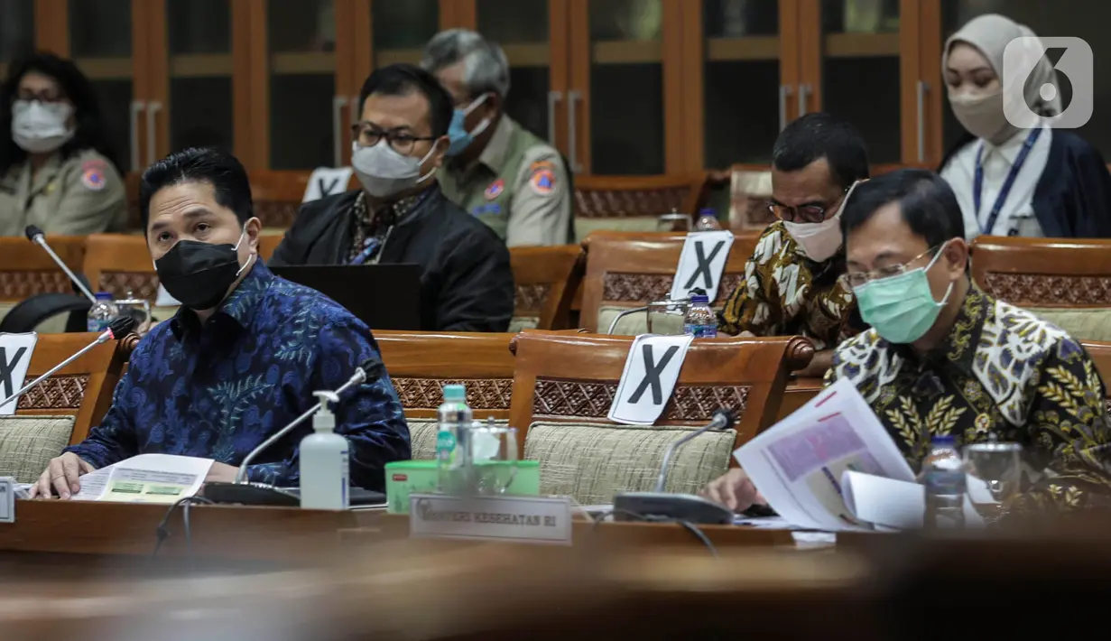 Menteri Kesehatan Terawan Agus Putranto (kanan) bersama Ketua Pelaksana Komite Penanganan COVID-19 dan Pemulihan Ekonomi Nasional Erick Thohir (kiri) saat mengikuti rapat kerja dengan Komisi IX DPR di Kompleks Parlemen, Jakarta, Kamis (27/8/2020). (Liputan6.com/Johan Tallo)