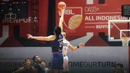 Pemain Pelita Jaya, Vincent Kosasih (kiri) berebut bola dengan pemain Satria Muda, Julian Alexandre Chalias saat melakukan jump ball dalam laga gim ketiga final IBL All Indonesia 2024 yang berlangsung di Hall Basket, Senayan, Jakarta, Sabtu (06/10/2024). Pelita Jaya menang dengan skor 75-70. (Bola.com/Bagaskara Lazuardi)