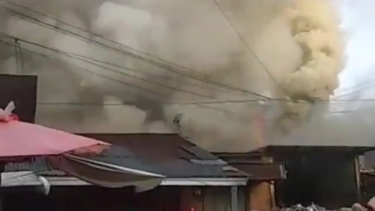 Kebakaran melanda Pasar Bawah Bukittinggi, Minggu (15/2/2022). (Liputan6.com/ ist)