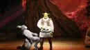 Ia adalah Aldrin Gusti Putra (8) dan Kevin Kahuni(9) anak sekolah dasar  yang berhasil lolos memerankan Shrek kecil.  Kebanggaan dirasakan oleh kedua bocah ini karena bisa bermain  dalam musikal sekelas internasional.  (Andy Masela/Bintang.com)