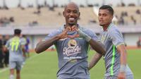 Selebrasi Pemain Persebaya Surabaya, Paulo Henrique setelah mencetak gol penyeimbang 1-1 ke gawang Persita Tangerang pada laga pekan ke-25 BRI Liga 1 2023/2024 di Stadion Indomilk Arena, Tangerang, Jumat (23/2/2024). (Bola.com/M Iqbal Ichsan)