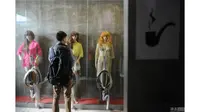 Patung Wanita Seksi Ini Dipasang di Toilet Pria Sebuah Resto 