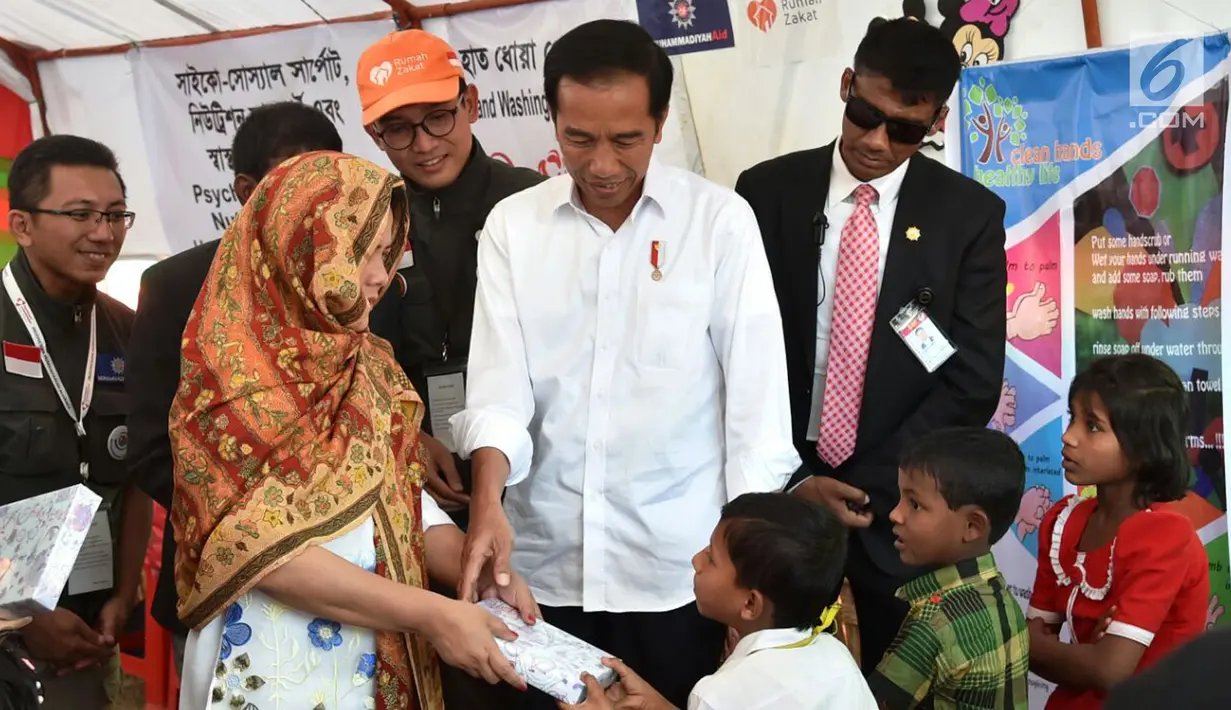 Iriana Jokowi memberikan hadiah kepada anak-anak pengungsian Rahkhine State di Kamp Jamtoli, Sub Distrik Ukhiya, Distrik Cox's Bazar, Bangladesh, Minggu (28/1). (Liputan6.com/Pool/Rusman Biro Pers Setpres)
