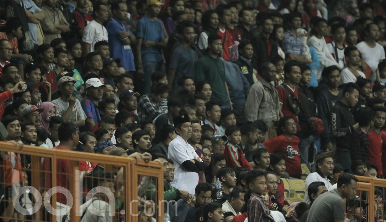 Suporter menyaksikan laga Timnas Indonesia U-16 melawan Singapura pada laga uji coba di Stadion Wibawa Mukti, Cikarang, Kamis, (8/6/2017). Indonesia menang 4-0. (Bola.com/M Iqbal Ichsan)