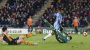 Pemain Manchester City,  Kelechi Iheanacho mengecoh kiper Hull City dan mencetak satu gol untuk timnya pada laga Boxing Day Premier League di The Kingston Communications Stadium, (26/12/2016).  (Action Images via Reuters/Ed Sykes).