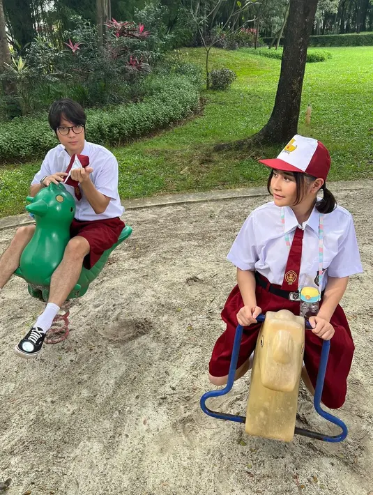 Banyak yang menyebut penyanyi Prilly Latuconsina masih cocok mengenakan seragam SD. Sedangkan tidak sedikit warganet yang salah fokus dengan kaki Dikta. "Slide 3, SD mana nii Bulu kaki nya Offside,' tulis aldykanda. "Benar-benar msh anak SD si prilly... Tolooong gemas banget," tulis renisuhartin88. [Instagram/dikta]