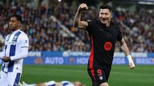 Pemain depan Barcelona asal Polandia #09 Robert Lewandowski merayakan gol bunuh diri bek Leganes asal Spanyol #03 Jorge Saenz&nbsp;dalam pertandingan LaLiga Spanyol 2024/2025 antara&nbsp;Leganes SAD&nbsp;melawan Barcelona di Estadio Municipal de Butarque pada Minggu (13/4/2025) dini hari WIB. (Thomas COEX / AFP)