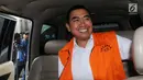 Wali Kota Malang nonaktif, Mochammad Anton berada di dalam mobil untuk menjalani perawatan di RSCM, Jakarta, Kamis (12/4). Anton merupakan tersangka kasus dugaan suap pembahasan APBD-P Pemkot Malang TA 2015. (Merdeka.com/Dwi Narwoko)