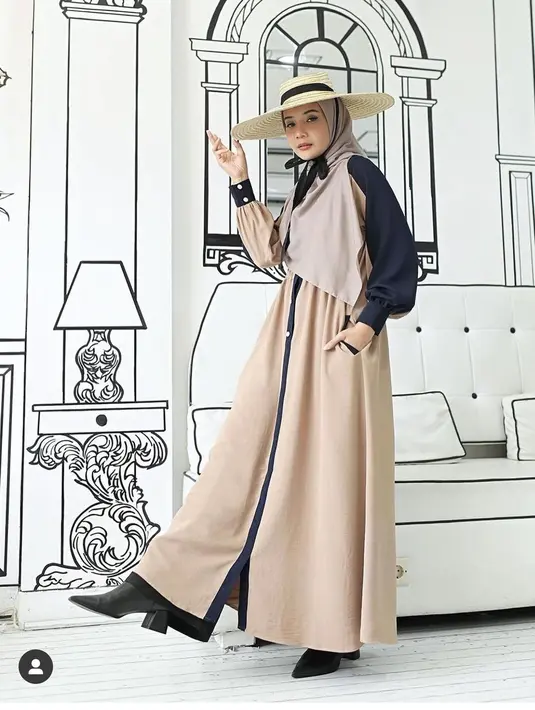 Zaskia sering menambahkan akesn topi besarnya di setiap sesi pemotretan. Apapun jenis baju yang dikenakan, wanita 31 tahun itu terlihat nyaman dan lebih percaya diri saat mengenakan topi besarnya di atas permukaan hijabnya. (Liputan6.com/IG/@zaskiasungkar15).