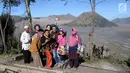 Wisatawan domestik berswafoto dengan turis asing di Taman Nasional Bromo Tengger Semeru, Probolinggo, Jawa Timur, Minggu (8/7). Bromo masih menjadi destinasi wisata primadona yang ramai dikunjungi wisatawan setiap tahunnya. (Liputan6.com/Arya Manggala)
