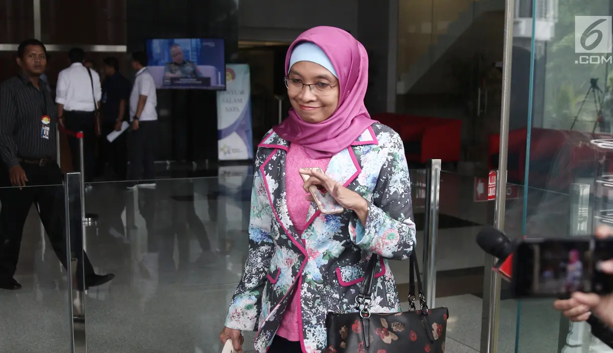 Direktur Produksi PT Garuda Indonesia Puji Nur Handayani meninggalkan Gedung KPK, Jakarta, Rabu (21/3). Puji diperiksa dalam kasus dugaan suap pengadaan pesawat dan mesin pesawat dari Airbus S.A.S dan Rolls-Royce P.L.C. (Liputan6.com/Herman Zakharia)