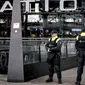 Aparat kepolisian berjaga di pintu masuk sebuah stasiun di Rotterdam, Senin (18/3). Pihak keamanan di Belanda meningkatkan keamanan di bandara dan bangunan penting lainnya usai penembakan di Utrecht yang menewaskan 3 orang.  (KOEN VAN WEEL/ANP/AFP)