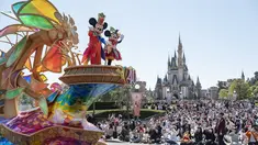 Karakter Disney Mickey dan Minnie Mouse (kiri atas) melambai saat parade siang hari baru di Urayasu, di pinggiran kota Tokyo pada 10 April 2023. (AFP/Richard A. Brooks)