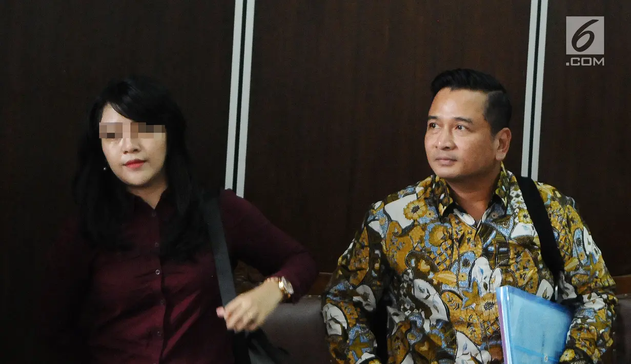 Pegawai kontrak Dewan Pengawas BPJS Ketenagakerjaan yang menjadi korban dugaan pelecehan seksual, RA, seusai sidang gugatan perdata di PN Jakarta Selatan, Rabu (13/3). Nilai gugatan imateriel dalam kasus ini Rp1 triliun. (Liputan6.com/Herman Zakharia)
