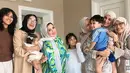 Anggota keluarga lainnya sudah bertemu dengan Humaira. Dalam foto yang diunggah oleh Zaskia Sungkar pada (18/1/2025) ini, Humaira terlihat anteng dan tidak rewel ketika digendong oleh siapapun. Kehadiran Baby Humaira membuat cucu Fenny Bauty kini jadi bertambah. Anggota keluarga kini bertambah, foto kebersamaan bareng Humaira ini penuh kehangatan. (Liputan6.com/IG/@zaskiasungkar15)