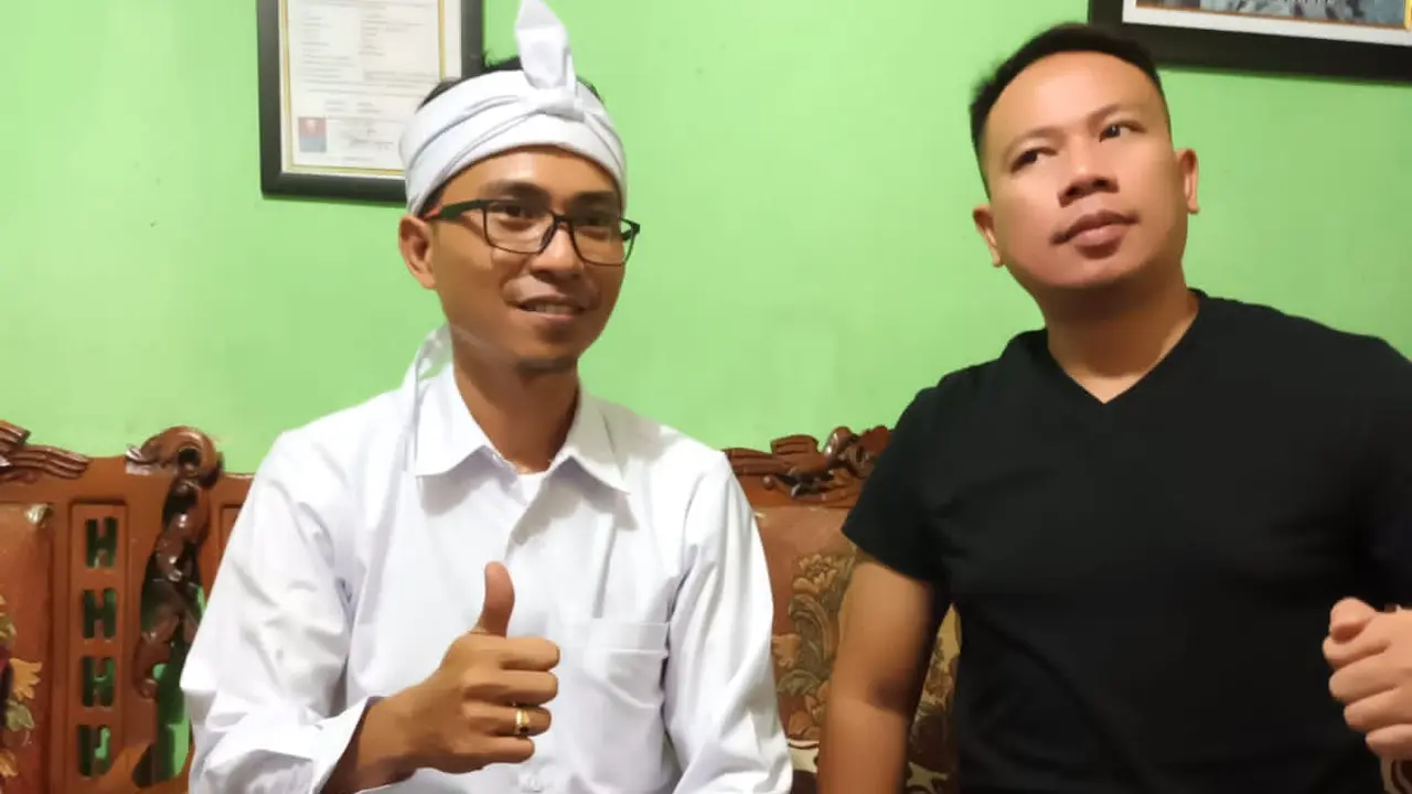 Akmal, cucu Mak Erot bersama dengan Vicky Prasetyo