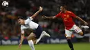 Striker Spanyol, Iago Aspas, berebut bola dengan bek Inggris, Harry Maguire, pada laga UEFA Nation League di Stadion Wembley, London, Sabtu (8/9/2018). Inggris kalah 1-2 dari Spanyol. (AFP/Adrian Dennis)