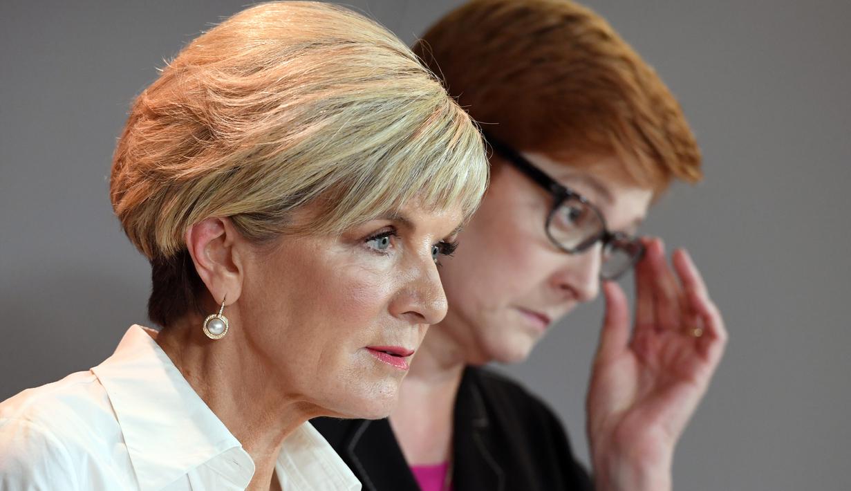 Menlu Australia Julie Bishop serta Menhan Australia Marise Payne memberi keterangan usai pertemuan dengan Menhan RI Ryamizard Ryacudu dan Menlu Retno Marsudi di Sydney (16/3). (AFP Photo/Pool/William West)