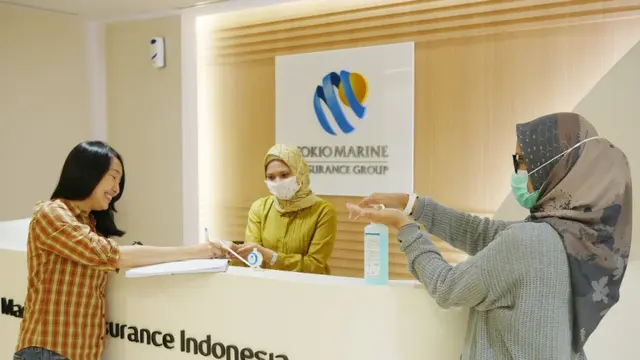 Suasana kerja di kantor Tokio Marine Life Insurance Indonesia, Jakarta yang proaktif menjaga higienitas dengan standar tinggi dalam menjalankan aktivitas kantor sehari -hari dan juga dalam melayani nasabah yang datang.
