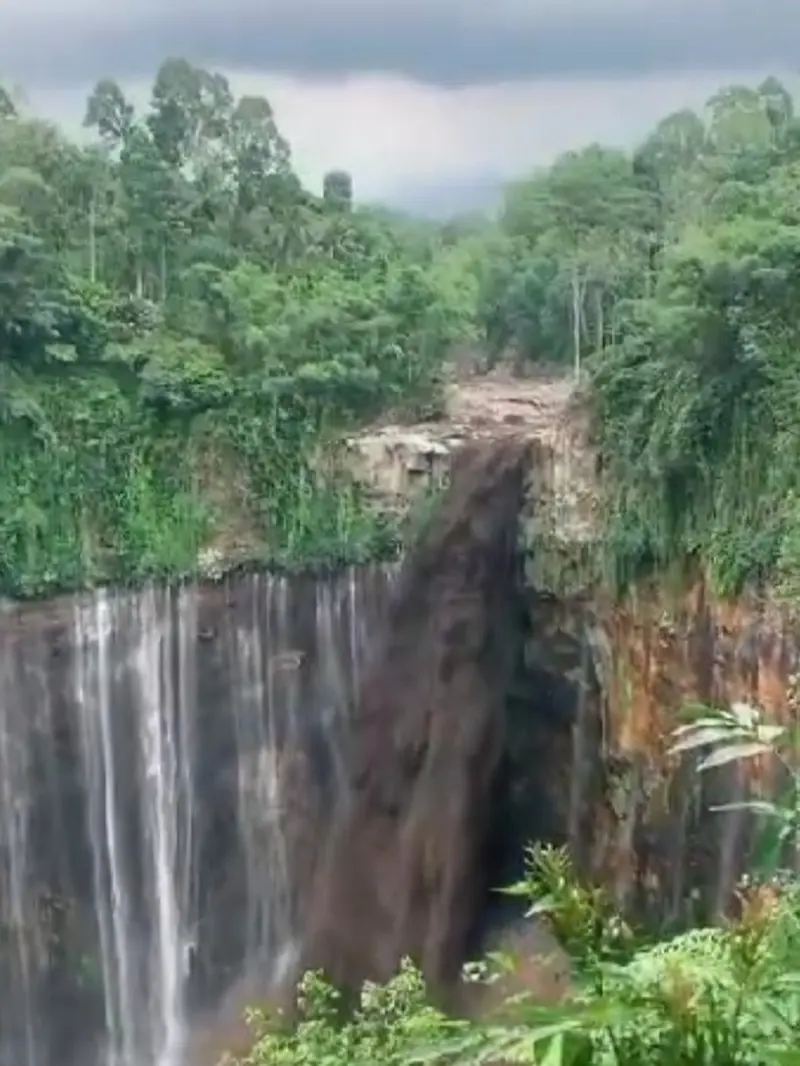 Wisata air terjun Tumpek Sewu diterjang banjir lahar Gunung Semeru (Istimewa)