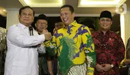 Ketua MPR RI, Bambang Soesatyo (kedua kanan) bersalaman dengan Ketua Umum Partai Gerindra, Prabowo Subianto usai melakukan pertemuan di Jakarta, Jumat (11/10/2019). Pertemuan membahas dinamika perpolitikan di tanah air. (Liputan6.com/Helmi Fithriansyah)