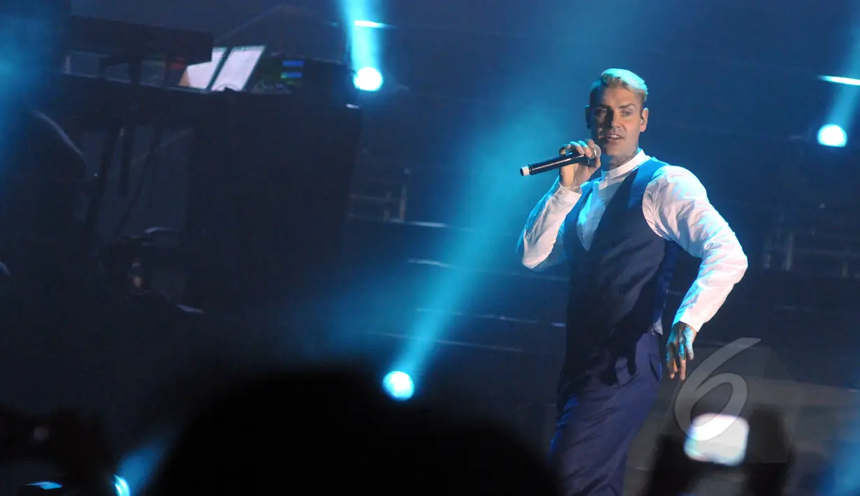 Aksi Shane Lynch personil group musik Boyzone dalam konser bertajuk A Night Of Reunion With Boyzone di Istora Senayan, Jakarta (22/5/2015). Shane Lynch membawakan kembali lagu-lagu yang hits mereka di era 90 an. (Liputan6.com/Panji Diksana)