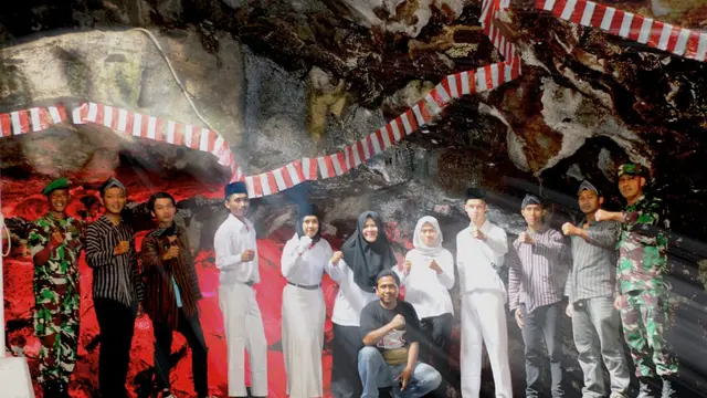 Latihan upacara peringatan HUT RI ke-73 di dalam Goa Lawa, Purbalingga. (Foto: Liputan6.com/Dinkominfo PBG/Muhamad Ridlo)