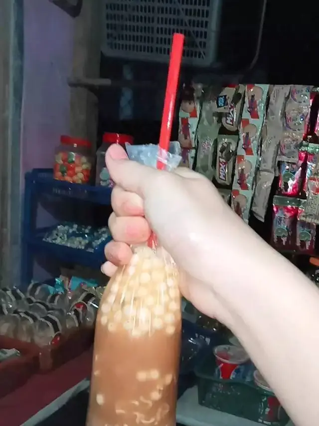 7 Potret Cara Absurd Makan Langsung dari Wadah Plastik Ini Kocak