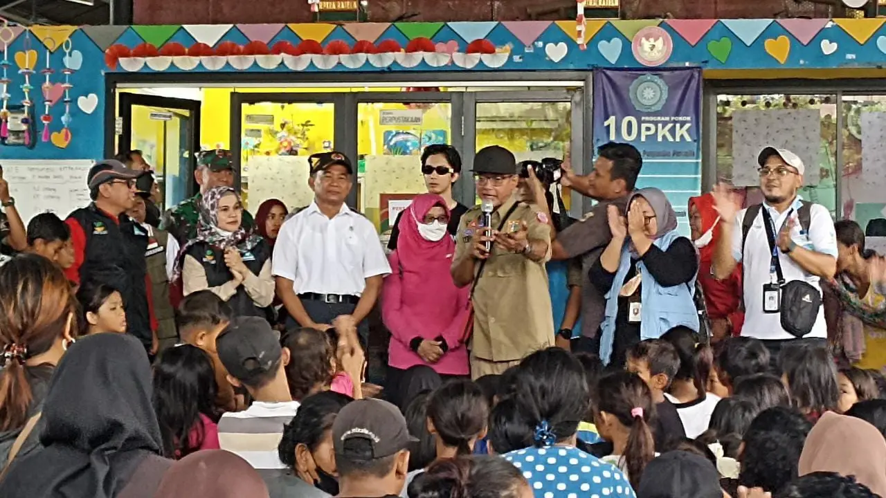 Menko PMK Muhadjir Effendy saat mengunjungi pengungsi di RTRA Rasela, Jakarta Utara, Minggu (5/3/2023).