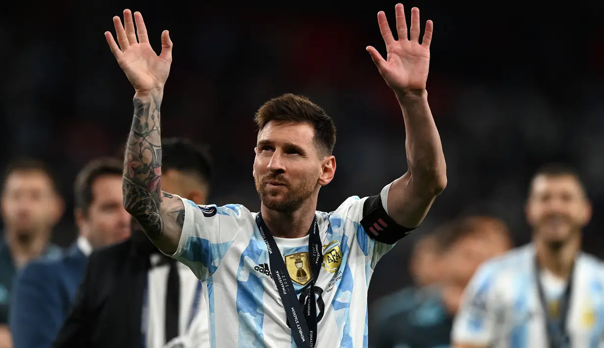 Lionel Messi. Sayap kanan Argentina berusia 35 tahun yang sejak awal musim 2021/2022 berseragam PSG ini sejatinya memiliki 3 opsi untuk memperkuat timnas, yaitu Argentina, Spanyol dan Italia. Argentina merupakan tempat kelahirannya, Spanyol merupakan tempatnya menghabiskan masa kecilnya, sementara Italia merupakan garis keturunan sang kakek. Timnas Italia justru tak sekalipun melayangkan tawaran, namun Timnas Spanyol sempat beberapa kali membujuknya yang akhirnya ditolaknya. Pada 17 Agustus 2005 ia akhirnya melakukan debut bersama Timnas Argentina dan hingga kini total telah mengoleksi 162 caps dengan torehan 86 gol dan 51 assist. (AFP/Glyn Kirk)