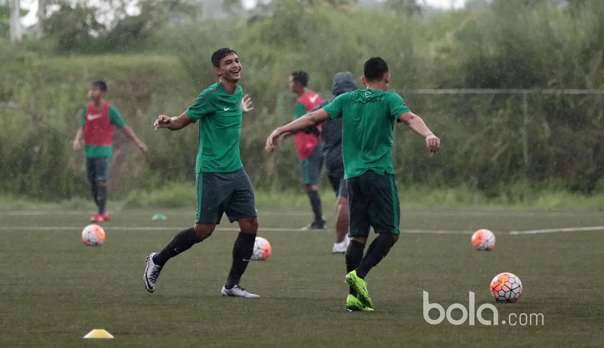 Ekspresi santai dua pemain Timnas Indonesia U-19 yang sedang mengikuti seleksi tahap pertama di Lapangan National Youth Training Center, Depok, Rabu (1/3/2017). (Bola.com/Nicklas Hanoatubun) 