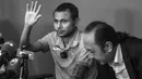 Pemain Malaysia, Faisal Halim menyapa awak media saat jumpa pers pemusatan latihan Selangor FC di Padang SUK Shah Alam, Kamis (13/6/2024). Terlihat luka bakar di sejumlah bagian tubuhnya akibat insiden penyiraman air keras oleh orang yang tak dikenal pada 5 Mei 2024. (AFP/Arif Kartono)