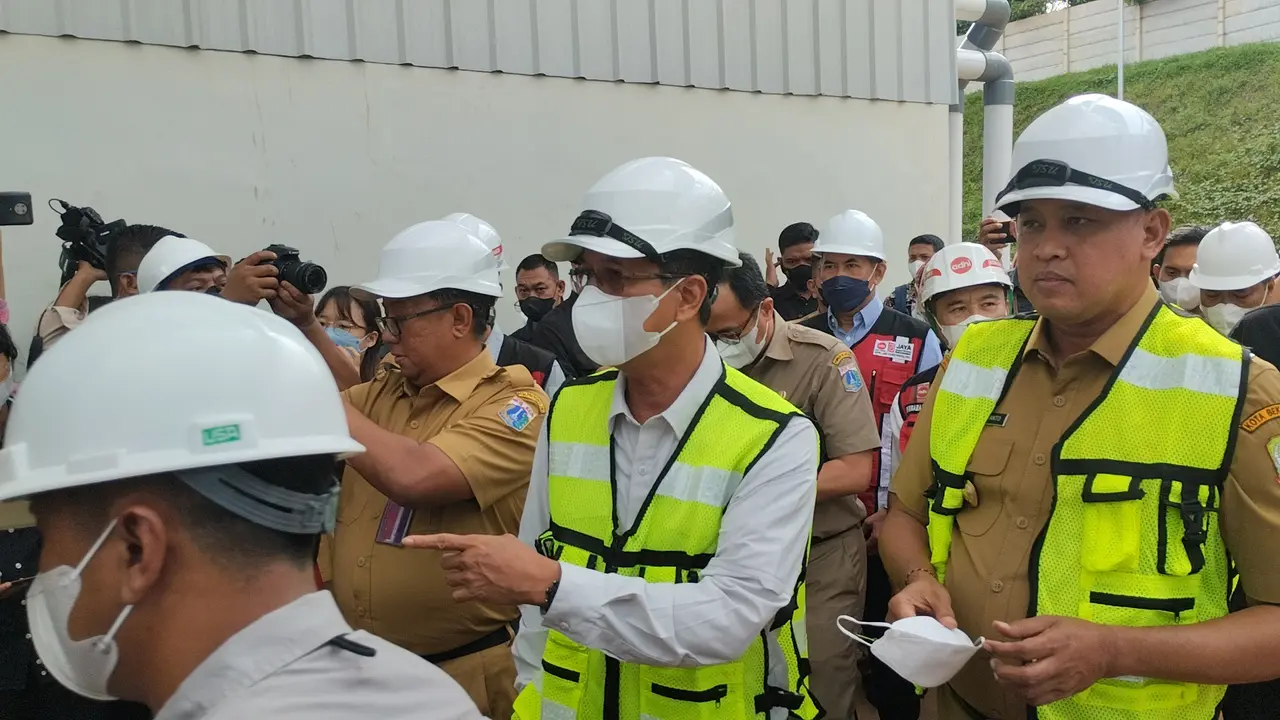 Penjabat (Pj) Gubernur DKI Jakarta Heru Budi Hartono meninjau fasilitas pengolahan sampah Landfill Mining dan Refused Derived Fuel (RDF) Plant di Tempat Pengolahan Sampah Terpadu (TPST) Bantar Gebang.