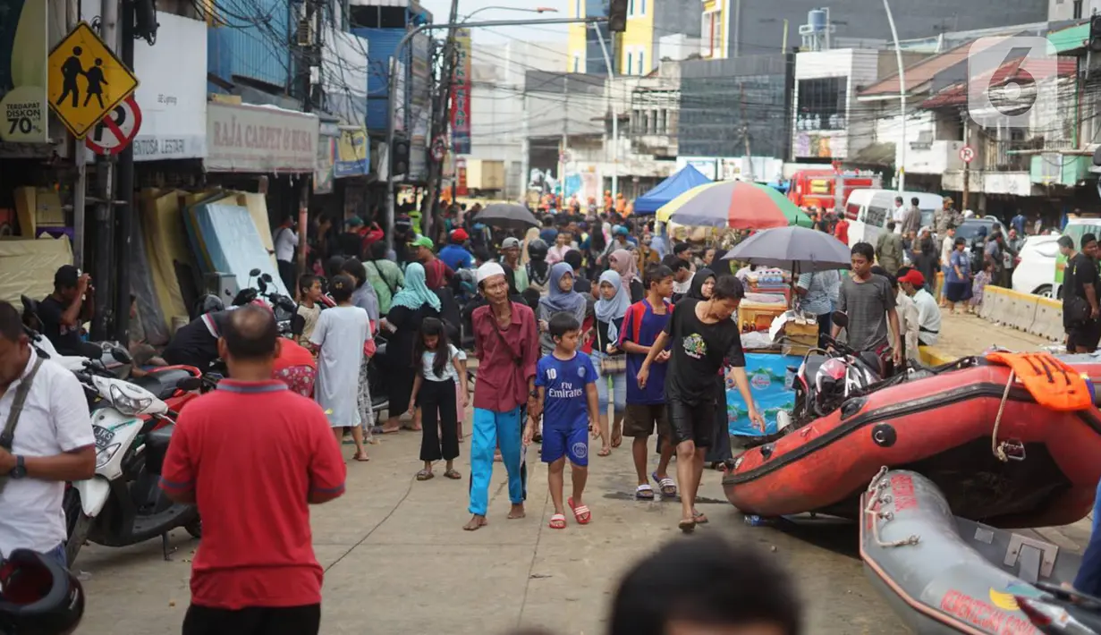 Suasana Jalan Jatinegara Barat yang dipenuhi kendaraan dan pengungsi banjir di kawasan Kampung Melayu, Jakarta Timur, Kamis (2/1/2020). Banjir yang menggenangi kawasan tersebut menyebabkan lalu lintas terputus akibat banyaknya warga yang memenuhi jalan. (Liputan6.com/Immanuel Antonius)