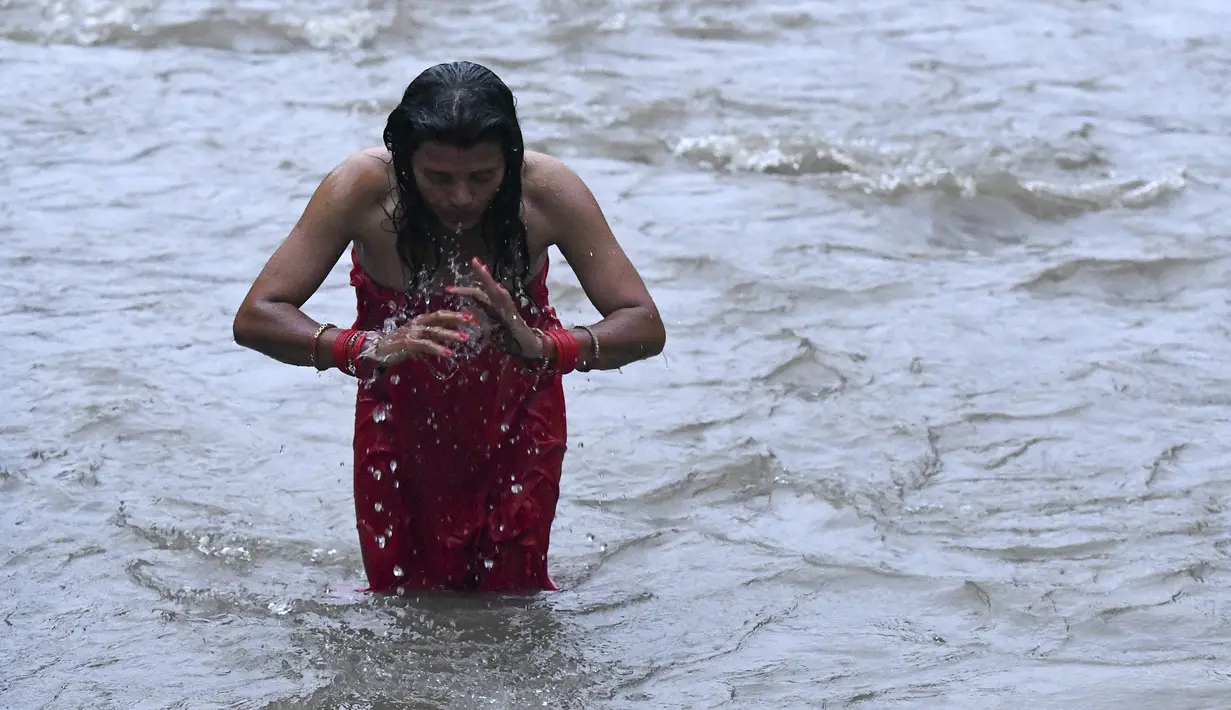 Seorang wanita Hindu Nepal mandi suci di sungai Bagmati selama festival Rishi Panchami di Kathmandu (3/9/2019). Rishi Panchami menandai berakhirnya Festival Teej selama tiga hari, dirayakan di Nepal dan beberapa bagian India oleh wanita Hindu yang sudah menikah. (AFP Photo/Prakash Mathema)