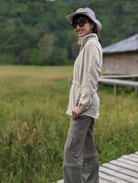 Tak hanya keliling dunia, Raline Shah juga menikmati keindahan alam di Rammang-Rammang. Ia mengenakan jaket coklat serasi dengan celana cargo dan topi rimbanya. [Instagram/ralineshah]