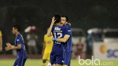 Pemain Persib Bandung, Vujovic mencetak gol ke gawang Mitra Kukar h di Stadion Manahan, Solo. Jumat (25/2/2017). (Bola.com/Nicklas Hanoatubun)