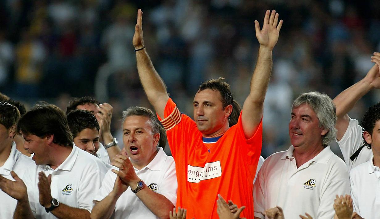 Hristo Stoichkov. Striker Bulgaria ini pertama kali memperkuat Barcelona adalah pada musim 1990/1991 hingga 1994/1995. Setelah 5 musim ia sempat pindah ke Parma pada 1995/1996. Di musim berikutnya ia kembali berseragam Barcelona selama 1,5 musim. (AFP/Cesar Rangel)