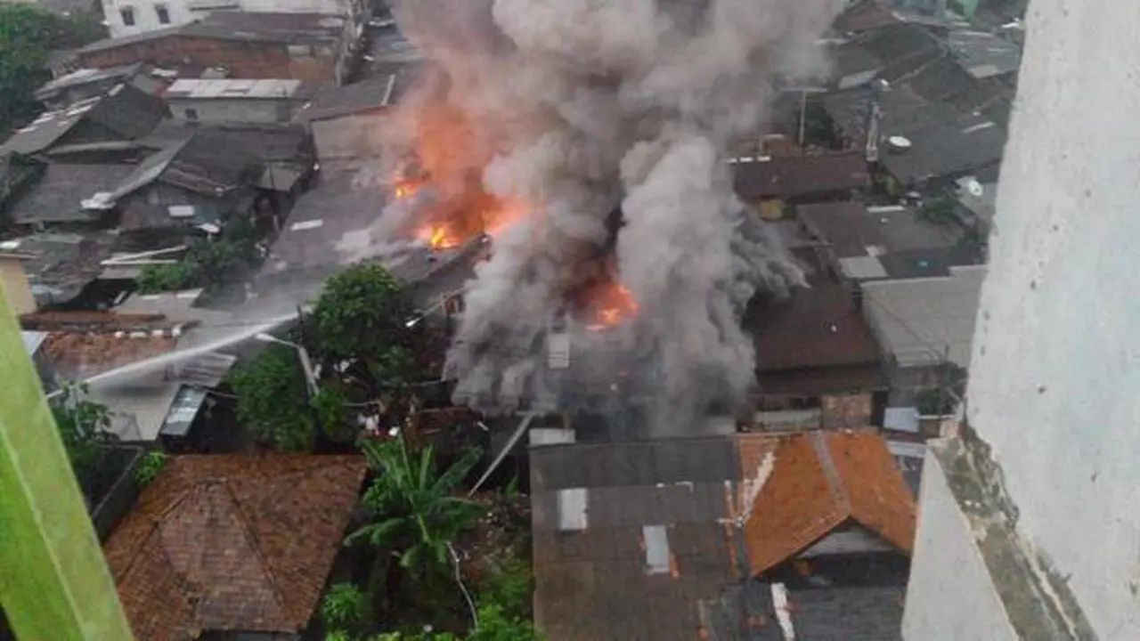 Rumah Warga di Cawang Terbakar, 19 Mobil Pemadam Dikerahkan