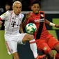 Aksi pemain Leverkusen, Leon Patrick Bailey (kanan) berebut bola dengan pemain Bayern Munchen, Rafinha pada lanjutan Budesliga di Bay Arena, Laverkusen, (12/1/2018). Bayern Munchen menang 3-1. (AFP/Sascha Schuermann)