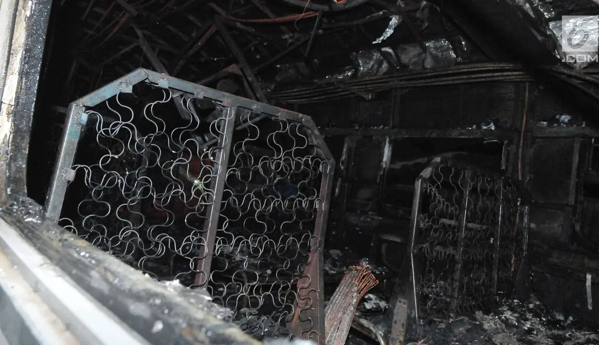 Kondisi bagian dalam dari gerbong kereta api yang terbakar usai terjadi tabrakan dengan mobil di perlintasan Kramat, Senen, Jakarta, Selasa (13/6). Peristiwa tabrakan tersebut terjadi sekitar pukul 17.08 WIB. (Liputan6.com/Helmi Afandi)