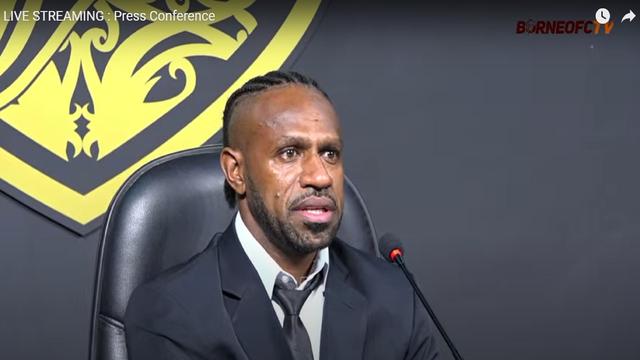 Boaz Solossa saat diperkenalkan oleh Borneo FC.